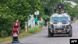 Українські військові патрулюють Мукачеве, 14 липня 2015 року