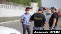 Возле посольства Китая в Бишкеке. 30 августа 2016 года