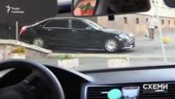 Згодом із закритої території МВС виїхав броньований Maybach – такий же, як у Григорія Суркіса, але з іншими номерними знаками