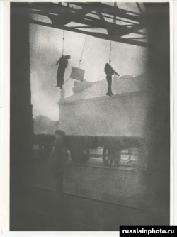 Одессадағы фабриканың алдында асылып тұрған жұмысшылар. Мәліметтер бойынша, оларды француз әскері дарға асқан. 1918 жылдың аяғы немесе 1919 жылдың басы.