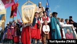 Під час урочистостей біля пам’ятника гетьману Петру Сагайдачному у Хотині після відновлення Україною незалежності. 17 жовтня 1991 року