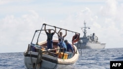 عمليات دزدان دريايى در سواحل سومالى از سال گذشته به شدت افزايش يافته است و در جريان اين راهزنى ها دهها كشتى ربوده شده اند.