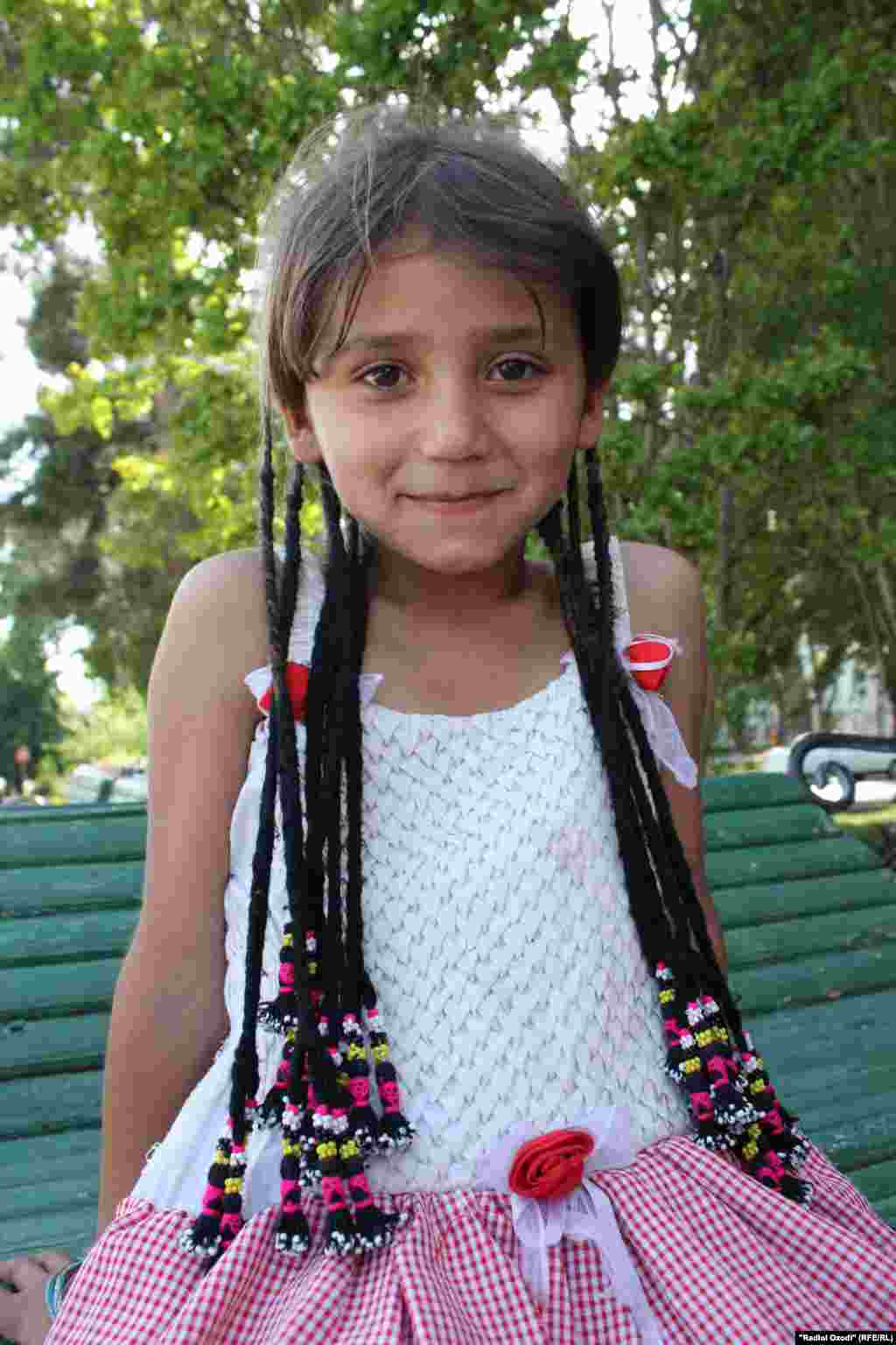 6 яшьлек Җәсминә Дүшәмбе урамнарында сагыз һәм шоколад сата.&nbsp; Аның әтисе Русиядә эшли. Җәсминә әтисенең тизрәк кайтуын тели һәм табибә булу турында хыяллана.