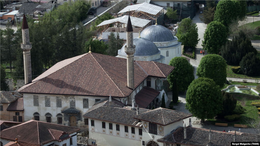 Bağçasaraydaki Hansaray &ndash; qırımtatarlarnıñ tarihı ile bağlı olğan eñ meşur müzeydir, Geraylar Qırım hanlarınıñ yaz barğağınıñ yeri. Qırımtatarlarnıñ dünyadaki saray mimarlığınıñ yekâne obyekti budır