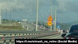 Затор на в'їзді до Криму біля Керченського мосту з боку Тамані (Росія) під час курортного сезону, липень 2025 року. Скріншот