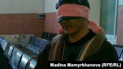 Маңғыстау облысы Мұнайлы ауданы Атамекен ауылының тұрғыны Исраил Азнабкиев,  Астана вокзалында наразылық шарасын өткізіп тұр. 1 ақпан, 2012 жыл. 