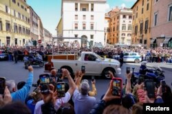 Vozilo sa papinim kovčegom prolazi kroz Rim, 26. april 2025.