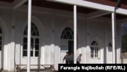 Täjigistanda 18 ýaşyny doldurmadyk ýaşlaryň metjide gatnamagyna gadagançylyk girizýän kanun proýektine gol çekildi.