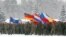 Военнослужащие НАТО с флагами своих стран и Североатлантического союза во время учений в Литве, февраль 2019 года