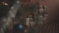 Школярам прифронтової Красногорівки подарували підручники (відео)