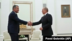 Путин ждет от Бибилова проведения избирательной кампании без эксцессов