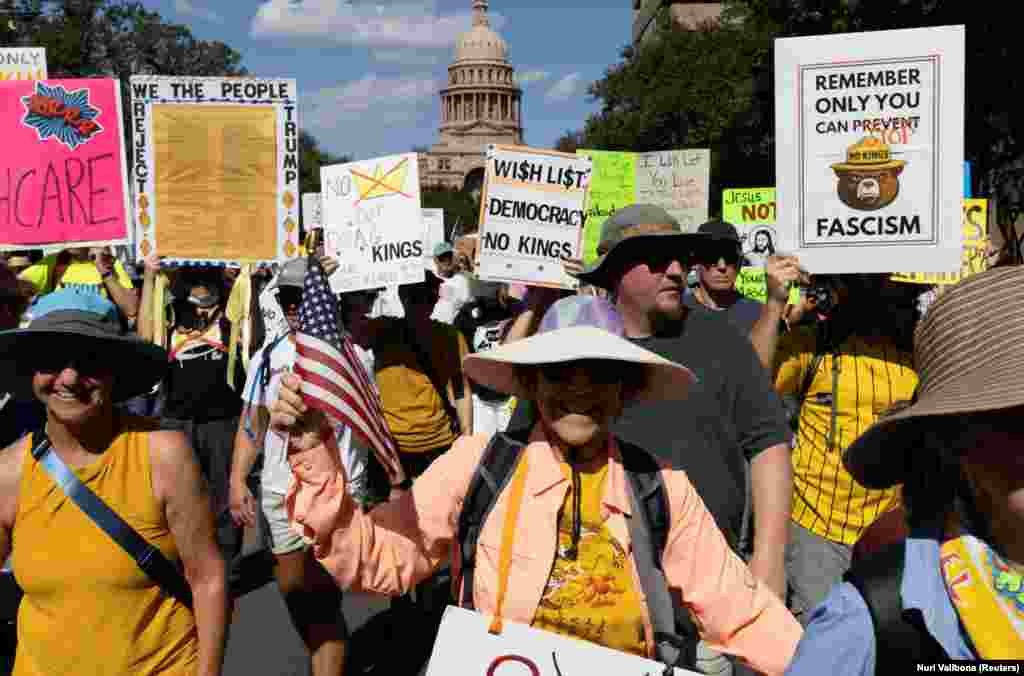 Хода протестувальників під час акції протесту «Ні королям» проти політики президента США Дональда Трампа, Остін, Техас, США, 18 жовтня 2025 року