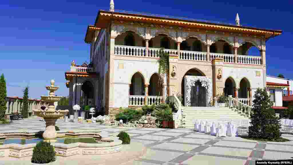 &quot;Sarabuz&quot; Qırım hanlarınıñ mühteşem sarayı üslübinde yapılğan