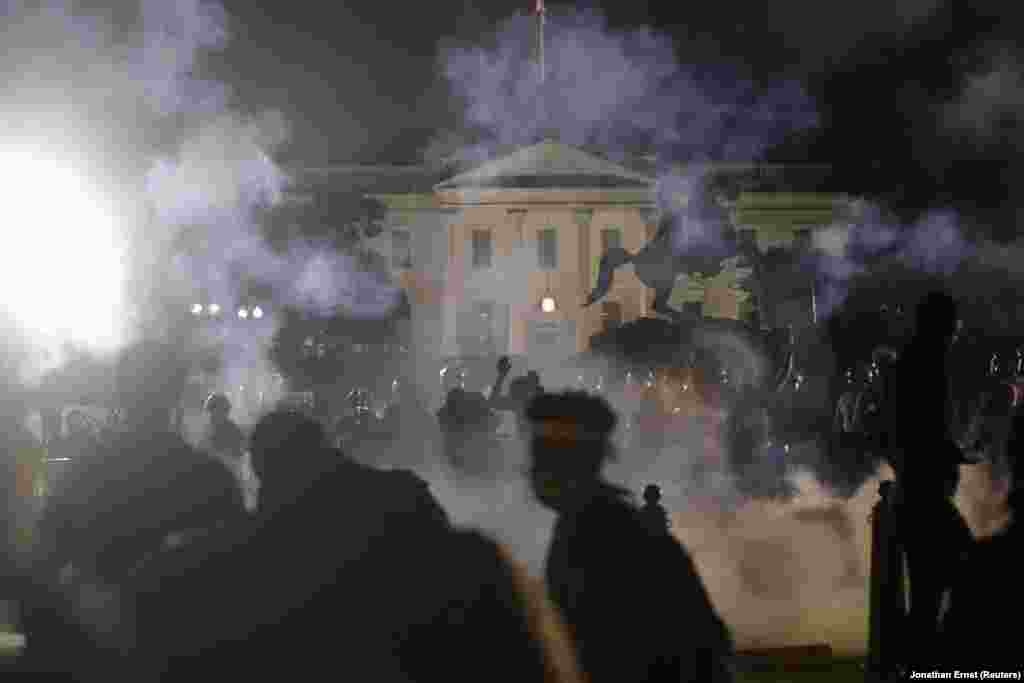 АКШ башкаласы Вашингтонда берничә мең протест белдерүче Ак Йортны камап алды. Ул вакытта анда президент Дональд Трамп юк иде, ул Dragon галәм корабын очыруны карарга&nbsp;Флоридага киткән иде. Вашингтонда полиция кешеләрне президент утырмасы яныннан куып тарату өчен күз яшьләндерү газы һәм яктылык-тавыш гранаталары кулланды.