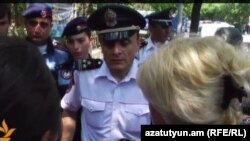 Ոստիկանությունը փակում է որդեկորույս մայրերի ճանապարհը դեպի նախագահական, 25-ը հունիսի, 2015թ.