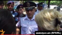 Полицейские преграждают матерям погибших солдат путь к резиденции президента, Ераван, 25 июня 2015 г.
