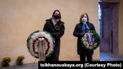 Сьвятлана Ціханоўская і амбасадарка Джулі Фішэр у мэмарыяле Кастуся Каліноўскага. Вільня, люты 2021 году.