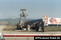 Вайсковы аркестар грае каля авіябазы ў Мілавіцах у лютым 1990 году.