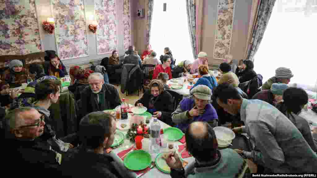 Протягом року члени Спільноти святого Егідія та руху &laquo;Молодь за мир&raquo; у вільний від роботи час готують їжу і виходять на вулиці міста, щоб підтримати людей в біді 