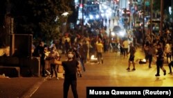 Палестинський протестувальник кидає каміння в ізраїльських поліцейських під час сутичок в Єрусалимі, 10 травня 2021 року. Ці сутички перетворилися у найзапекліші бої між Ізраїлем та палестинськими бійцями в Смузі Гази з часів війни 2014 року