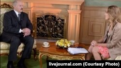 Александр Лукашенконун Ксения Собчакка берген маеги өзгөчө ачык болгону белгиленүүдө.  