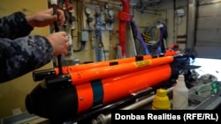 Велика Британія. Моряки ВМС України займаються підготовкою підводного апарата SeaFox на тральщику «Черкаси» під час навчань, 19 лютого 2025 року