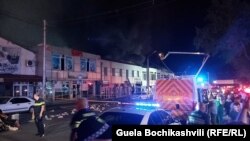 На протяжении всей ночи сотни спасателей и 25 пожарных машин боролись с огнем