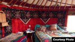 Аляскадагы кыргыз боз үйү.