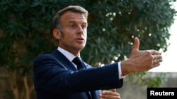 Еммануель Макрон (на фото) повідомив, що провів розмову з генеральним секретарем НАТО Марком Рютте щодо «підготовки зустрічі коаліції охочих, яка відбудеться цього четверга в Парижі»