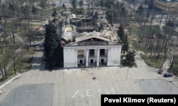 Драмтеатр у Маріуполі після бомбового удару армії Росії, здійсненого 16 березня 2022 року, в укритті якого перебували сотні цивільних, включаючи дітей