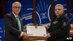 Прэзыдэнт Парлямэнцкай асамблеі Рады Эўропы Тэодарас Русопуляс і ўкраінскі журналіст і праваабаронца Максім Буткевіч