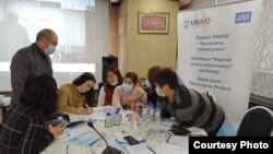 «Кургак учук менен ооруган бейтаптарды коштоодо өкмөттүк эмес уюмдардын ролу» тренингинен бир көрүнүш.