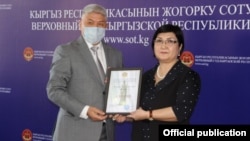 Жогорку Соттун төрайымы Нургүл Бакирова менен Чүй облустук сотунун судьясы Дамирбек Оңолбеков. Архив. 