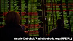 Це стосується як поїздів далекого сполучення, так і приміських електричок до/або через Київ