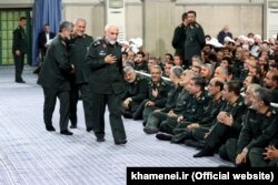 حسین همدانی (ایستاده در جلو) فرمانده کشته‌شده سپاه در سوریه