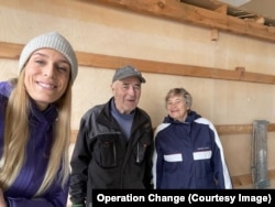 عکس یادگاری یک زوج‌ مسن فنلاندی اهداکننده تور ماهیگیری به جبهه جنگ اوکراین