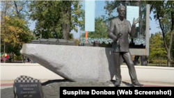 Так виглядав пам’ятник Миколі Леонтовичу до його евакуації з Покровська на Вінничину