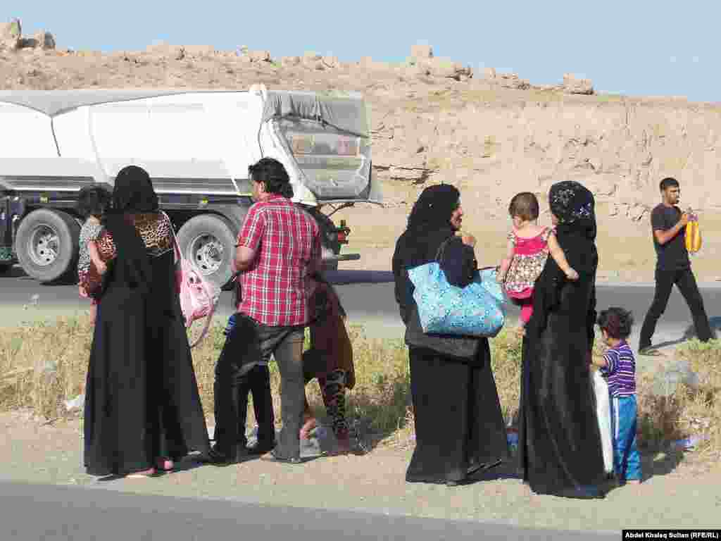 تل&zwnj;عفر در کنار موصل و بخش&zwnj;های دیگری از عراق، در سال ۲۰۱۴ و در اوج پیشروی&zwnj;های گروه &laquo;حکومت اسلامی&raquo; در کنار بخش&zwnj;های وسیعی از سوریه، به کنترل این گروه درآمده بود.&nbsp;بخشی از ساکنان شهر همان سال&zwnj;ها از آن گریختند.