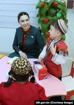 Oguljahan Atabaýewa Ahal welaýatynda çagalar bilen duşuşýar. Resmi metbugatdan alnan surat.