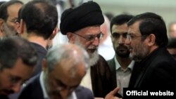 دیدار پدر محسن روح‌الامینی با آیت‌الله خامنه‌ای