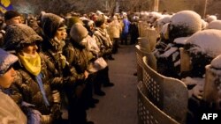 Штурм "Евромайдана", которого украинская оппозиция ожидала в ночь с 9 на 10 декабря, не состоялся. 