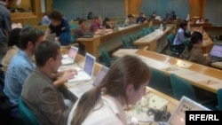 «صداهای جهانی»، سايت اينترنتی است که گزيده ای از رويدادها، اخبار و نقطه نظرات منعکس شده در وبلاگ ها را از بيش از صد کشور جهان به زبان انگليسی ترجمه و در اختيار همگان قرار می دهد.