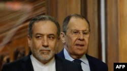 Ирандын тышкы иштер министри Аббас Аракчи жана Орусиянын башкы дипломаты Сергей Лавров. 