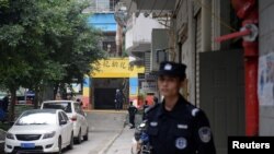 Кытайдын Сычуань провинциясындагы бала бакчанын сыртында турган полиция кызматкери. Бала бакчадагы балдарга 2018-жылы белгисиз аял ашкана бычагы менен кол салган. 26-октябрь, 2018-жыл. Жаңылыкка тиешеси жок сүрөт.