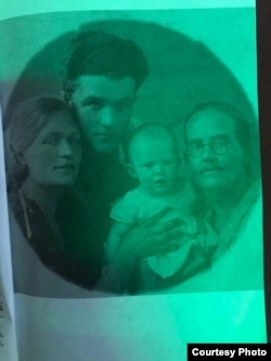 Ирма, Ойген, Анечка менен Аннанын чоң энеси. 1936-жыл.