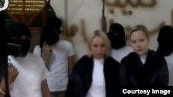 Жанчына, якая назвала сябе Сьвятланай Маркіяновіч (зправа)