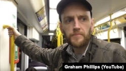 Бенджамін Стімсон бере участь у зйомках відео британського пропагандиста Грема Філіпса