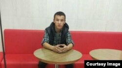 Сүрөттө:  Өткөн жылдан бери дайыны чыкпай аткан Талантбек Караев. 