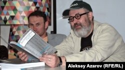 Московский писатель Олег Павлов презентовал номер российского журнала с произведениями казахстанских авторов. Алматы, 27 апреля 2013 года.                   