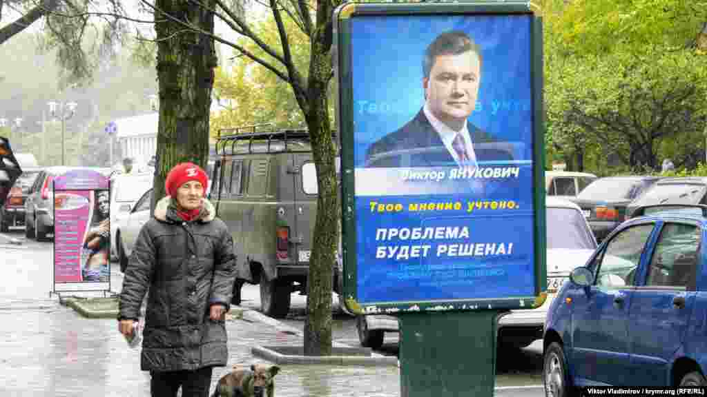 Ukraina prezidenti vazifesine o zaman muhalefet namzeti olğan Viktor Yanukoviç, Aqmescit ve bütün Qırımda tış reklamasınıñ lideri edi